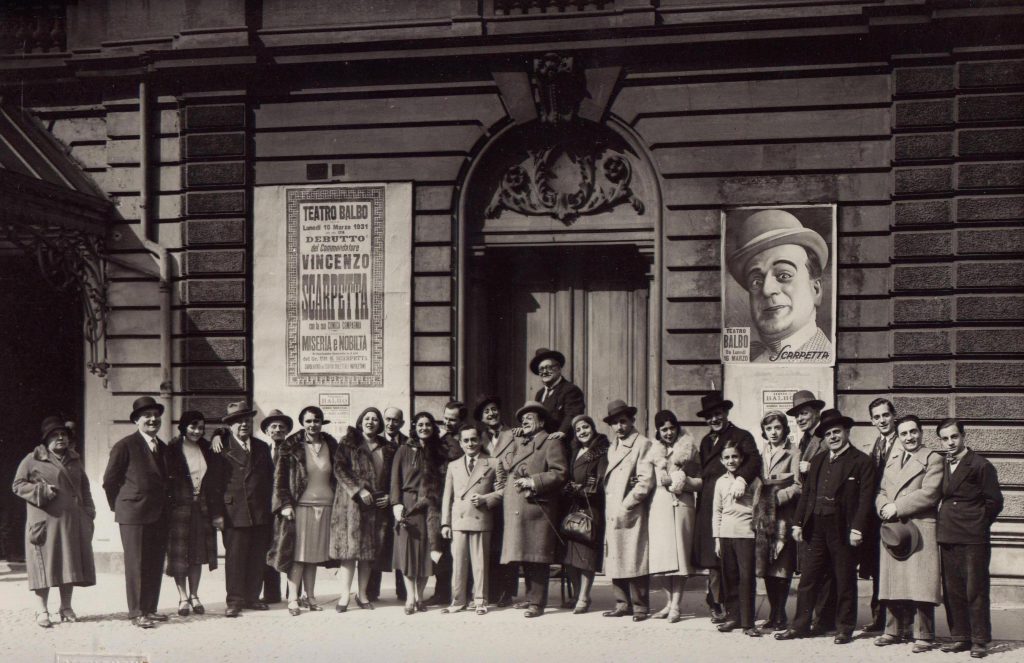 La compagnia di Vincenzo Scarpetta fotografata fuori il teatro Balbo di Milano