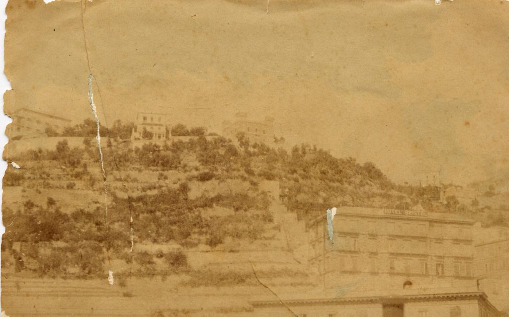 La collina del Vomero vista dal terrazzo di Palazzo Scarpetta al Rione Amedeo al centro della foto è visibile "Villa Santarella"